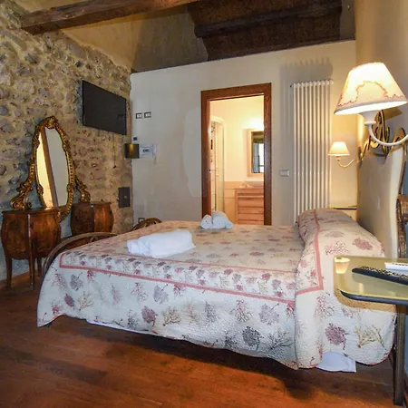 4 Bedroom Pet Friendly In Fivizzano Holiday home *